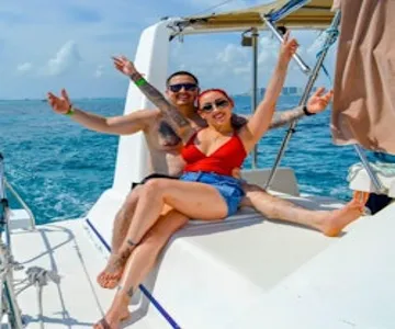 Isla Mujeres: Catamaran Tour with Snorkeling & Beach Club from Cancún